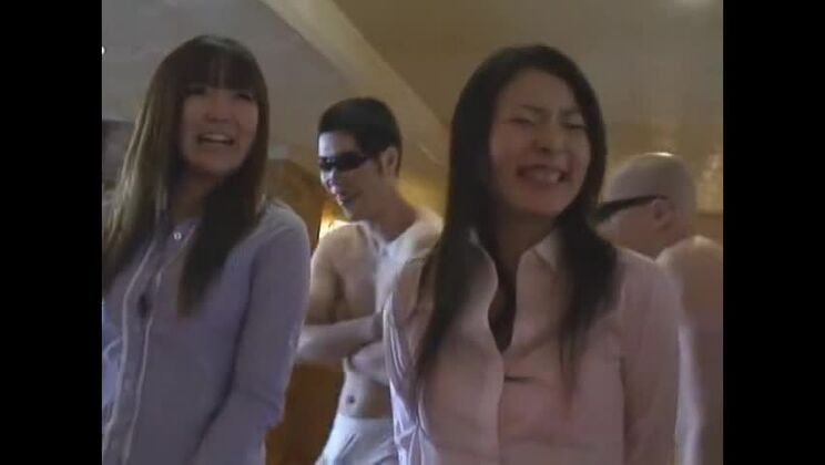 Stunning Japanese Maki Kozue in public place